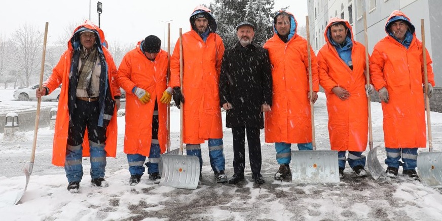 “GECE GÜNDÜZ DEMEDEN MERKEZ VE KIRSALDA KAR TEMİZLİĞİ DEVAM EDİYOR”