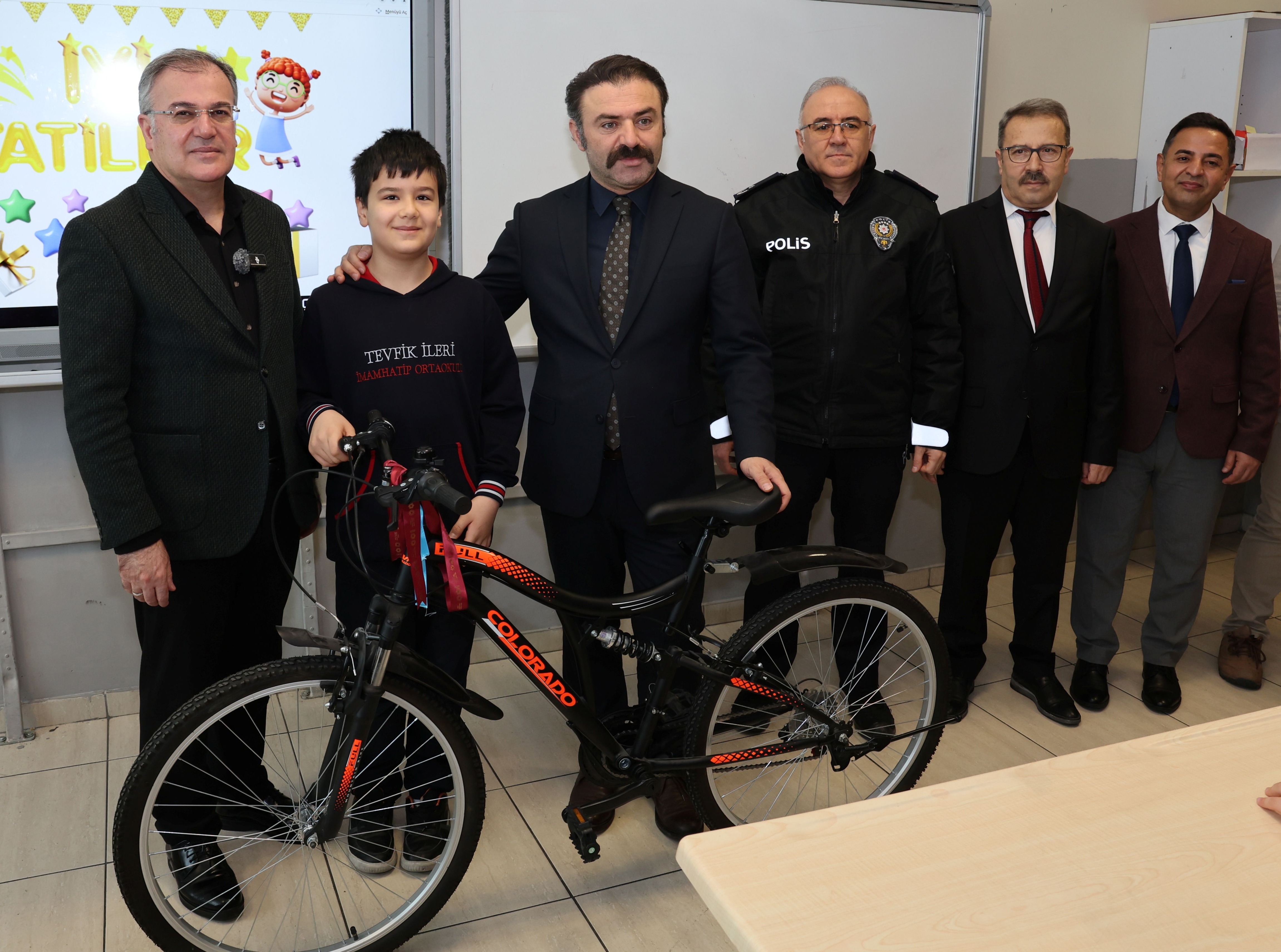 BAŞKAN ÖZDOĞAN, ÖĞRENCİLERİN KARNE HEYECANINA ORTAK OLDU