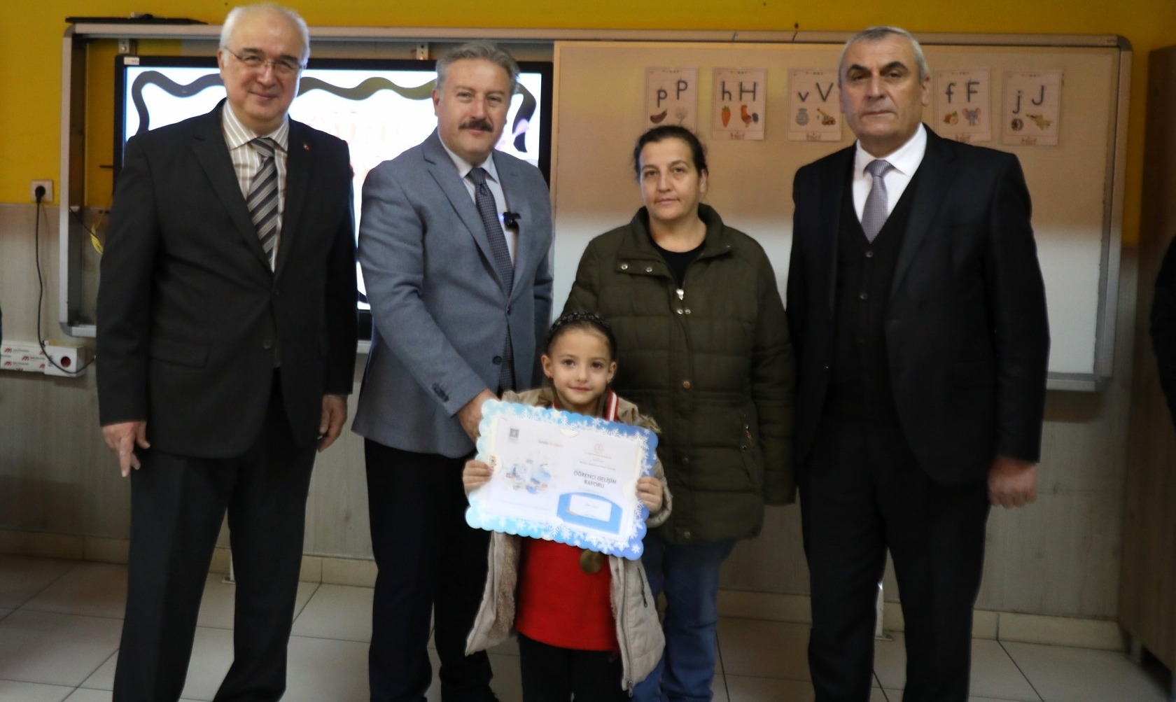 BAŞKAN PALANCIOĞLU, YARIYIL TATİLİNE ÇIKAN ÖĞRENCİLERİN KARNELERİNİ VERDİ