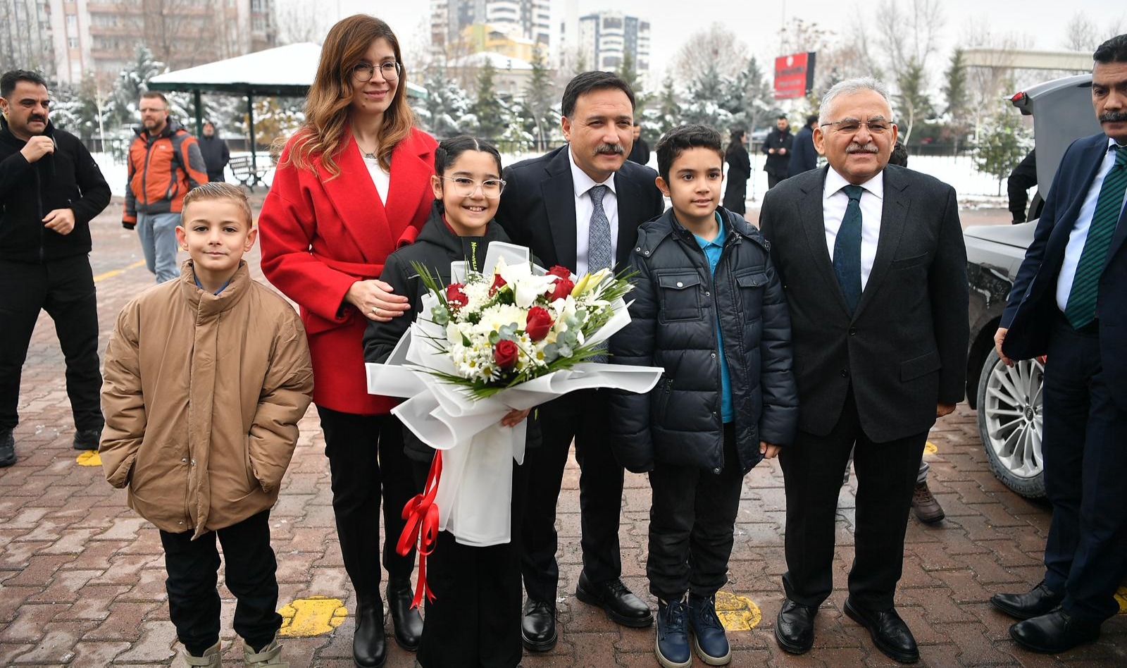 VALİ ÇİÇEK VE BAŞKAN BÜYÜKKILIÇ, ÖĞRENCİLERİN KARNE HEYECANINA ORTAK OLDU