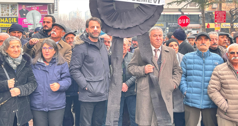 Hacıbektaş Kültür Derneği Kayseri Şubesi, CHP İl binası önüne siyah çelenk bıraktı 