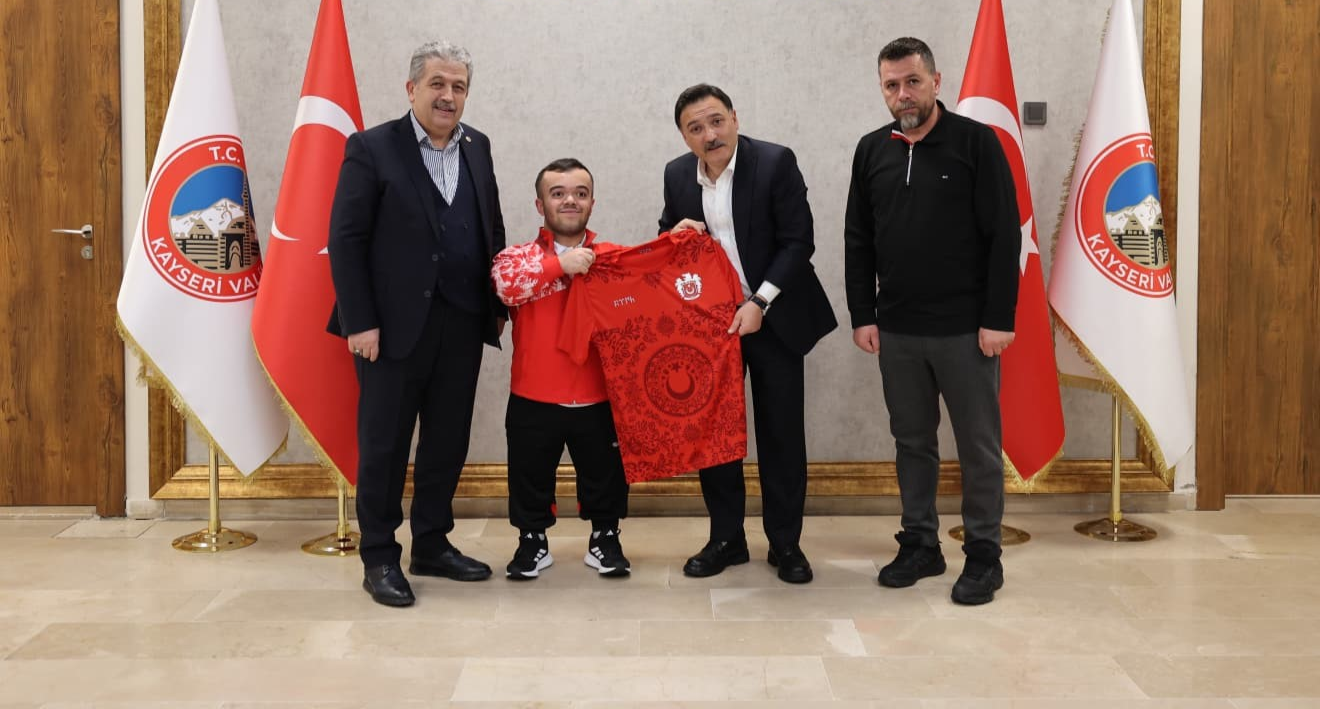 Şampiyon halterciden Vali Çiçek’e ziyaret