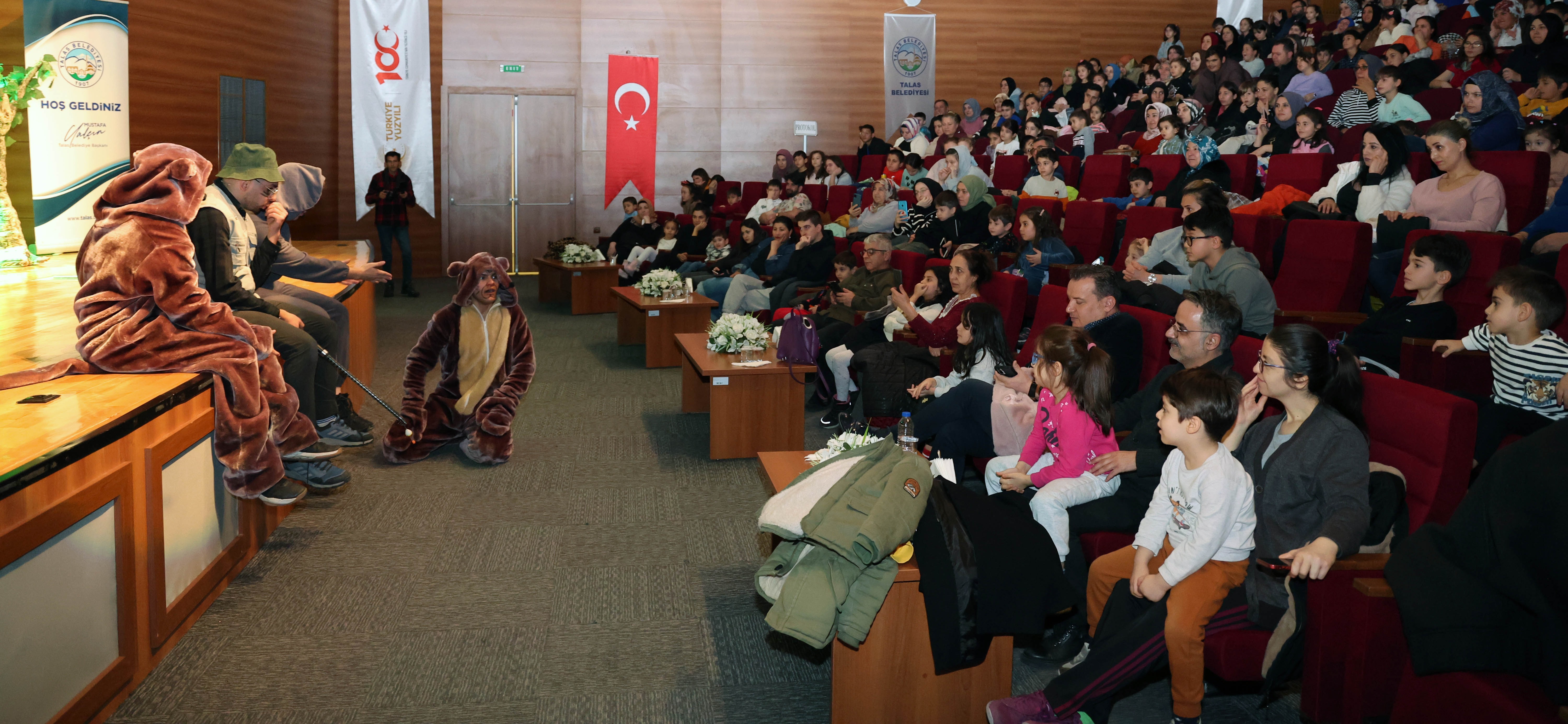 BAŞKAN AMCA’DAN ÇOCUKLARA KARNE HEDİYESİ 