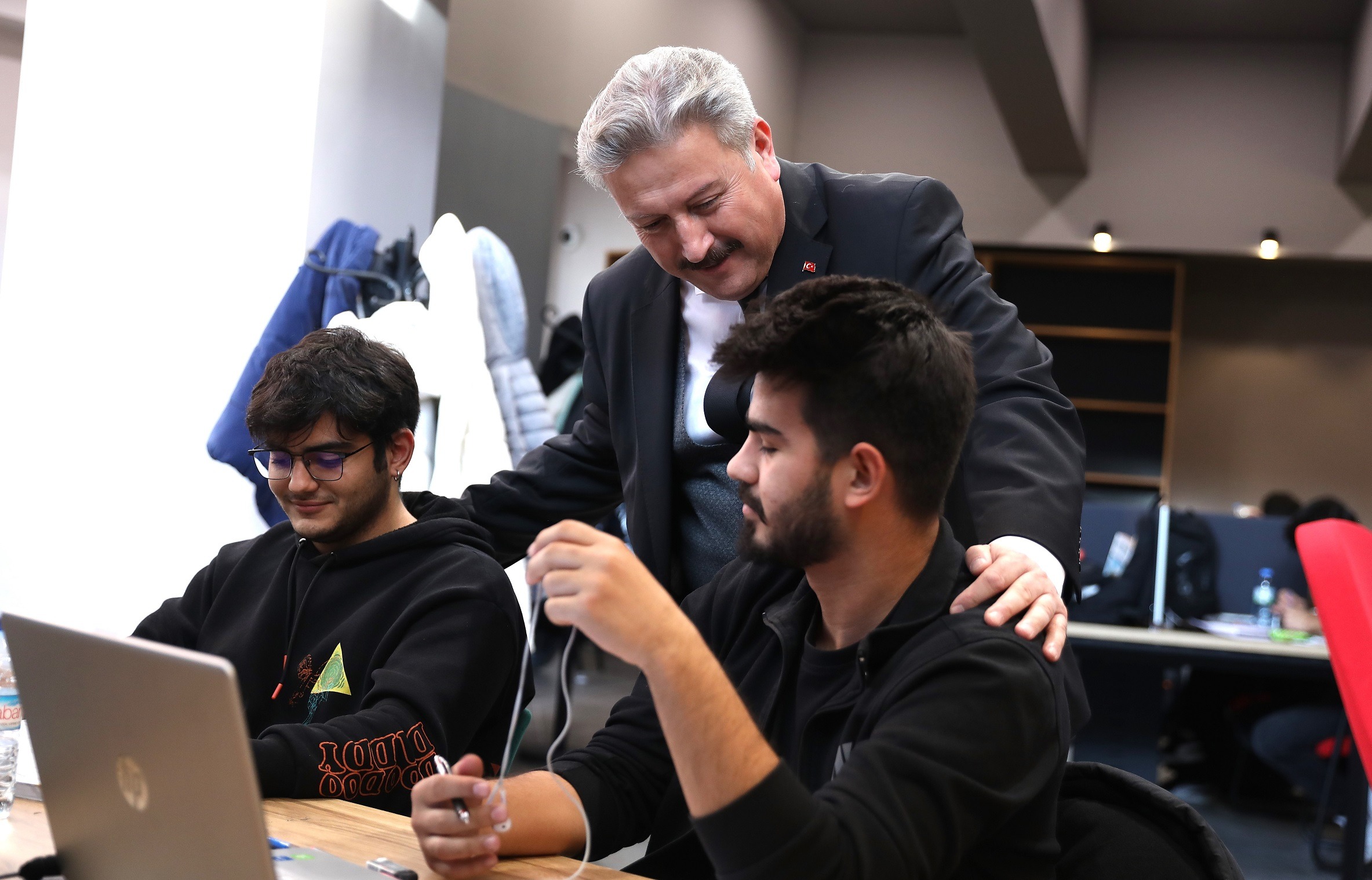 YARIYIL TATİLİNDE GENÇLERİN VAZGEÇİLMEZİ AKIL KÜPÜ KÜTÜPHANELERİ DOLUP TAŞIYOR