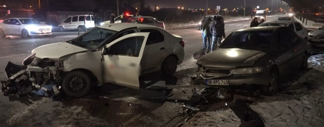 İki otomobilin çarpıştığı kaza hasara yol açtı 