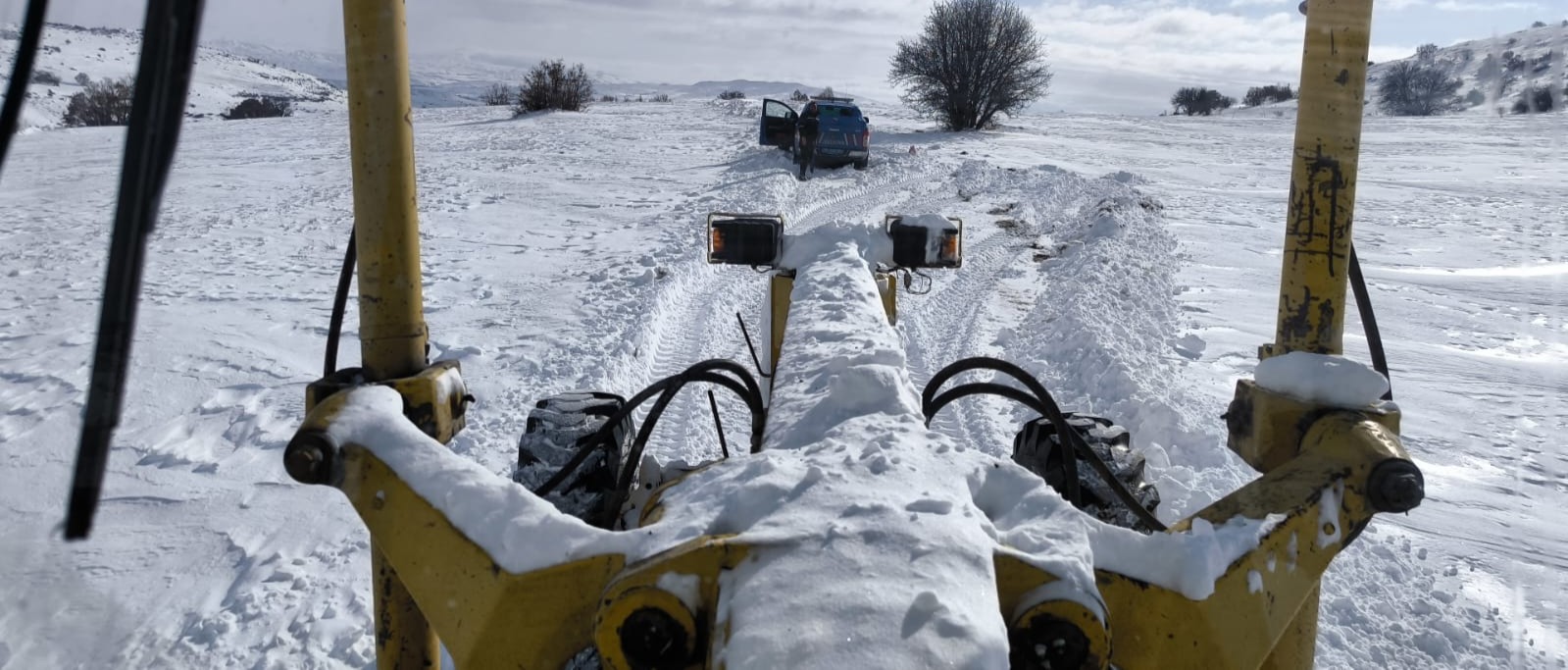 BÜYÜKŞEHİR, KAR VE TİPİYE RAĞMEN KIRSALDA KAPALI MAHALLE YOLU BIRAKMADI