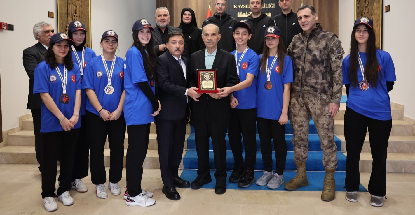 Vali Gökmen Çiçek, başarılı tekvandocuları makamında ağırladı