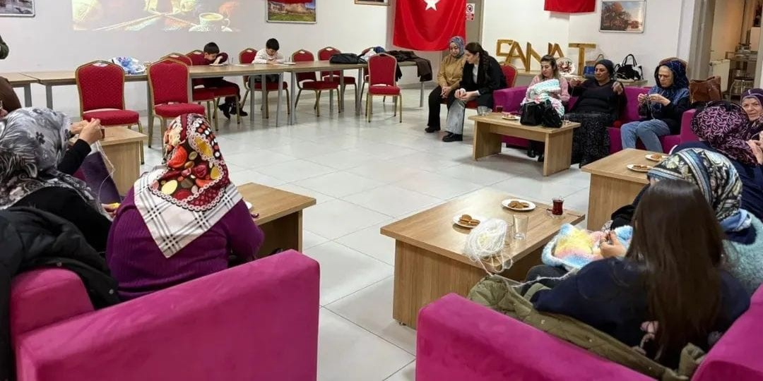 Sarıoğlan'da kadınlara 'Örgü ve motivasyon günü' etkinliği