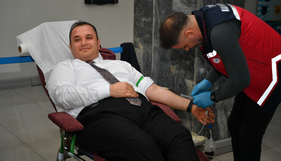 BÜYÜKŞEHİR VE ERÜ İŞ BİRLİĞİNDE DÜZENLENEN KAN BAĞIŞI KAMPANYASINA BELEDİYE PERSONELİNDEN DESTEK