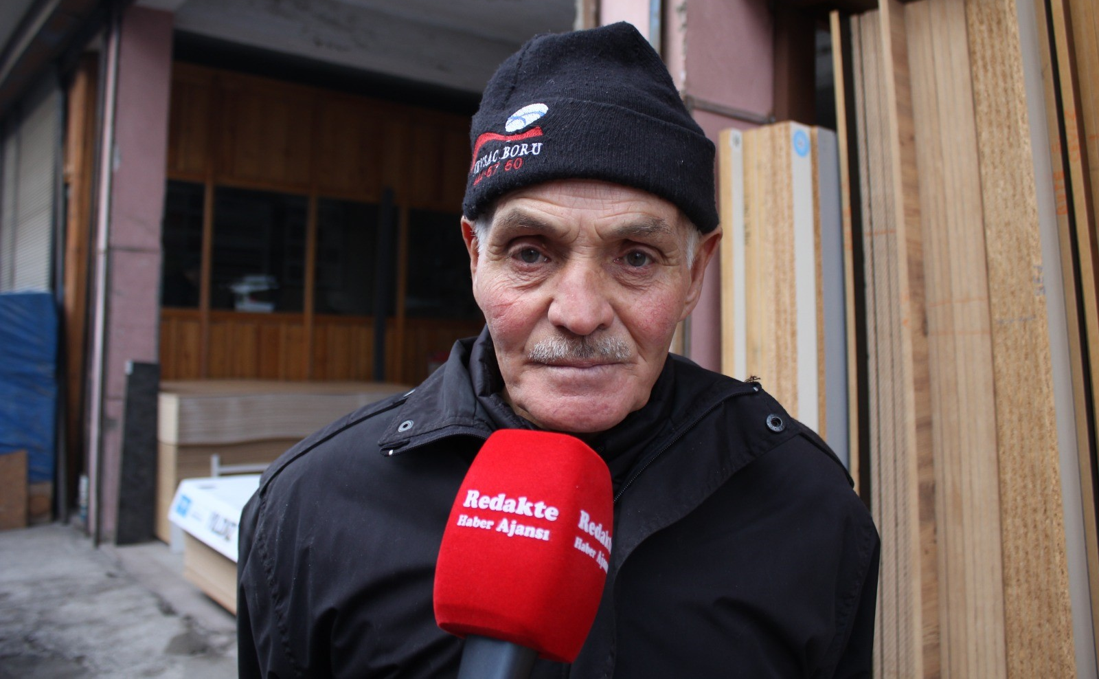 72 yaşındaki 3 çocuk babası, geçimini 4 tekerlekli el arabası ile sağlıyor