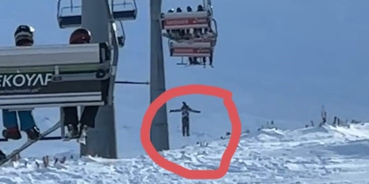 Erciyes’te telesiyejden düşen snowboardını almak için atladı; o anlar kamerada