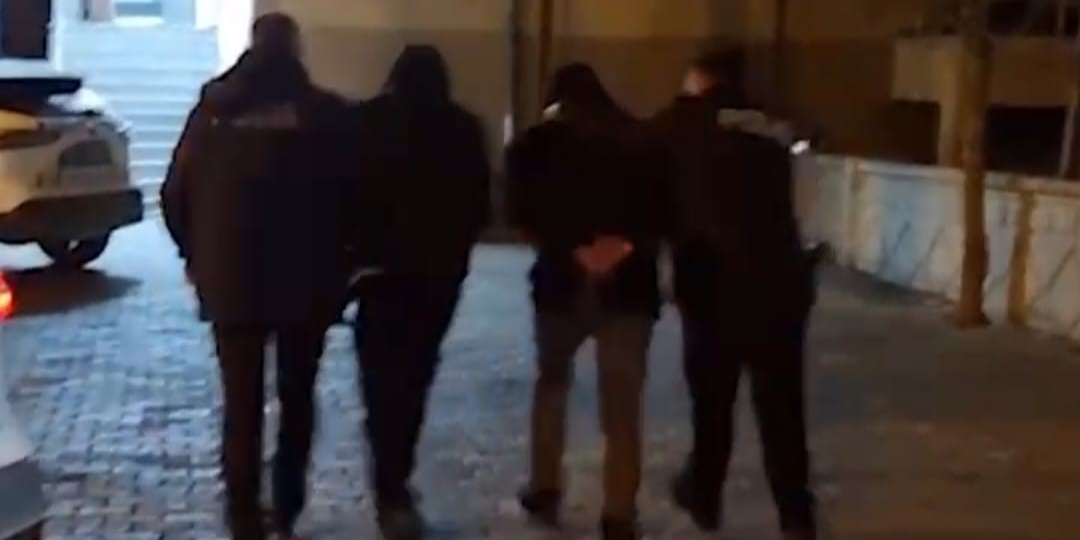 Otomobil lastiğini kesip, işyeri camını kıran 2 şüpheli yakalandı