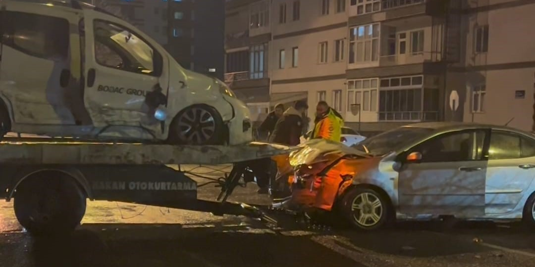 Kayseri'de hafif ticari araç ile otomobil çarpıştı: 4 yaralı