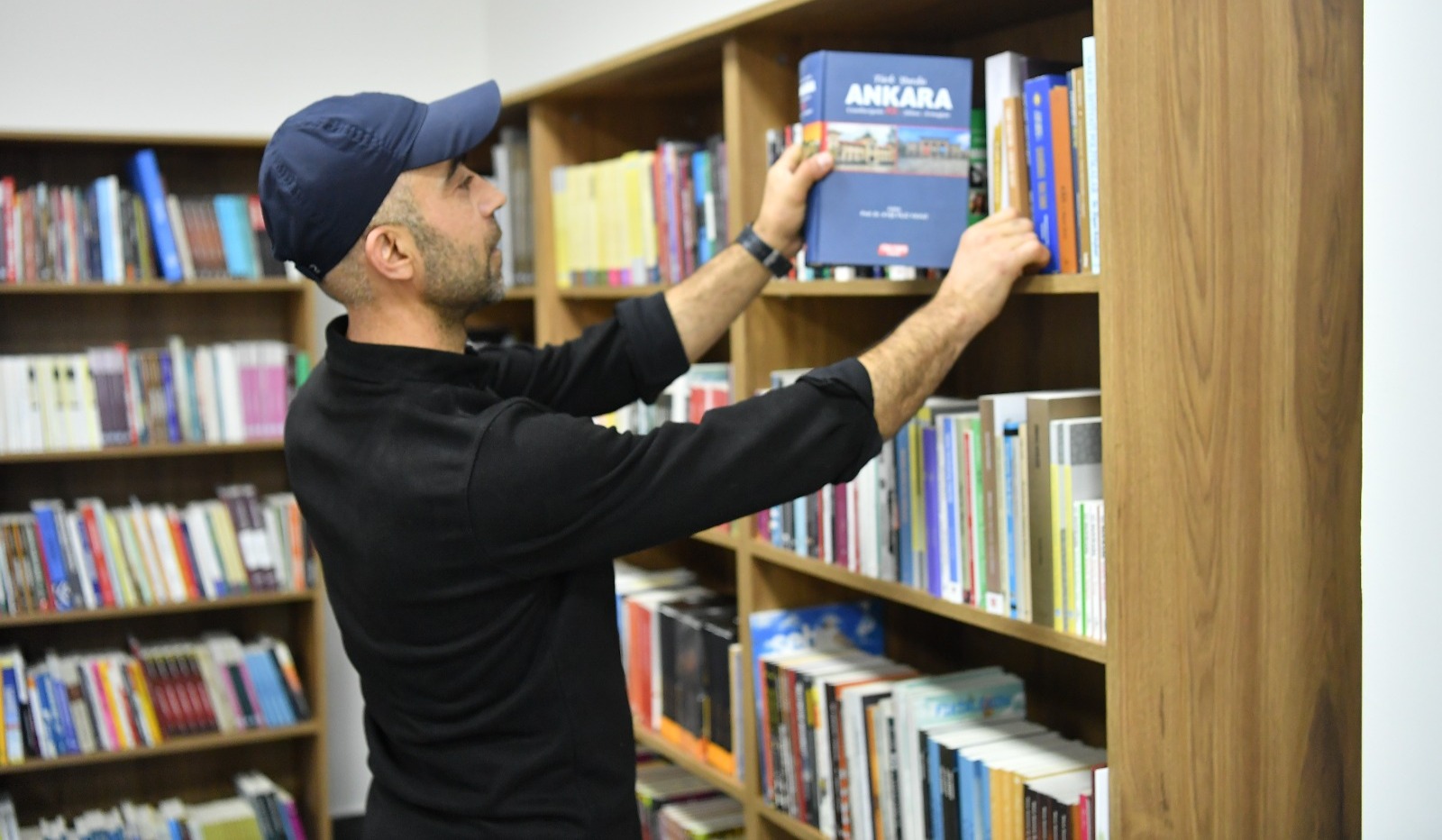 BÜYÜKKILIÇ’TAN ERÜ’DE AÇILIŞI YAPILAN DİŞ HASTANESİ EK BİNASINA OKUMA SALONU HEDİYESİ