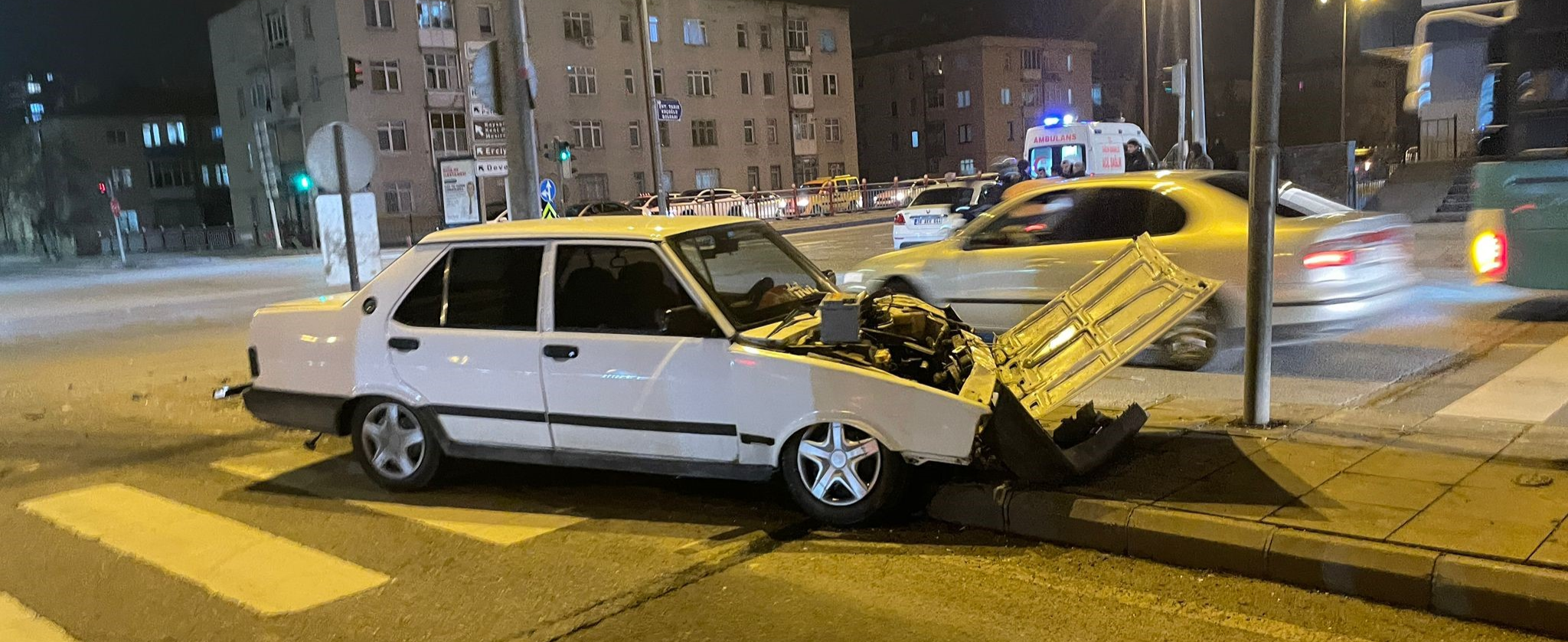 İki otomobilin çarpıştığı kaza hasara neden oldu