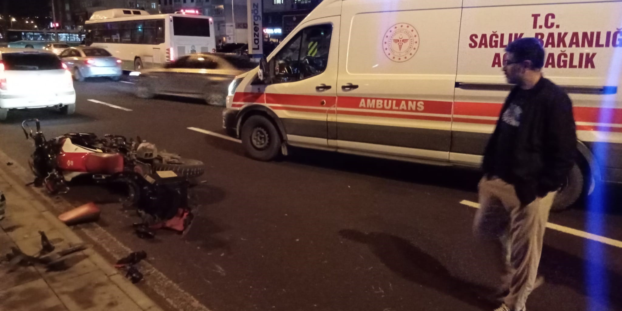 Motosiklet yayaya çarptı: 2 yaralı