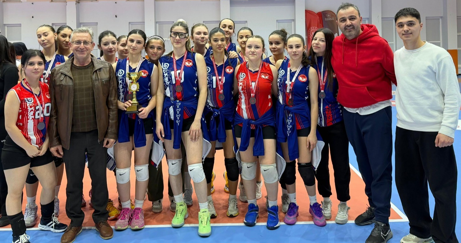 Genç Kızlar Voleybol Süper Ligi’nde dereceye giren takımlara kupaları verildi