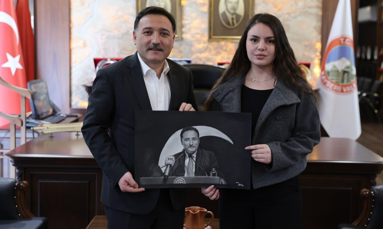 Genç ressamdan Vali Çiçek’e portre