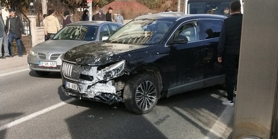 Otomobil yayalara çarptı: 3 yaralı