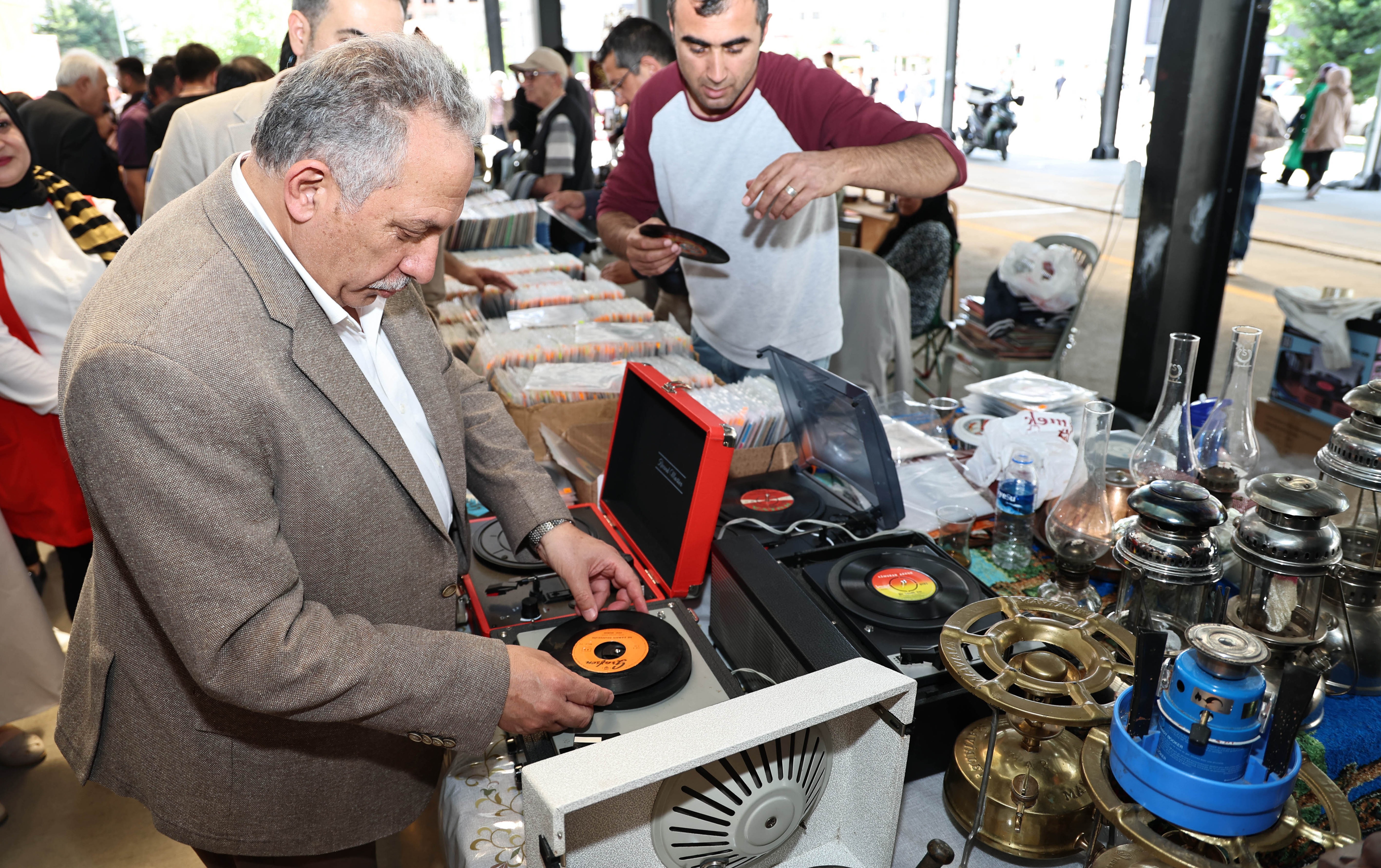 BU PAZAR ANTİKACILAR BULUŞUYOR