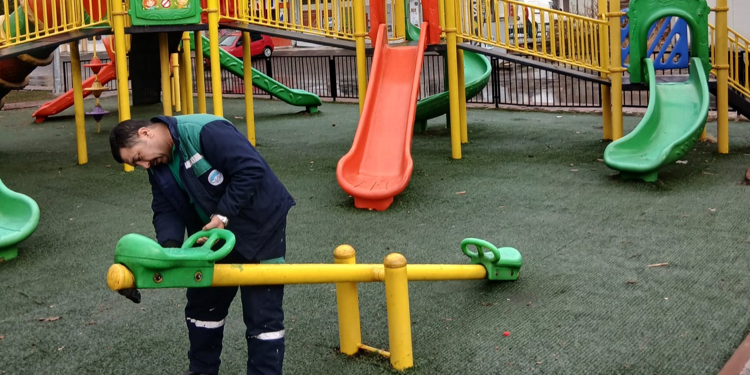 BÜYÜKŞEHİR’DEN PARK, BAHÇE VE YEŞİL ALANLARDA BAKIM ONARIM ÇALIŞMASI