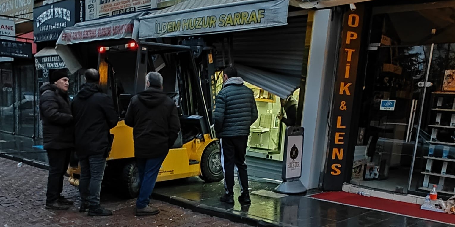 Forkliftle kuyumcu dükkanının kepengini açıp hırsızlık yaptı