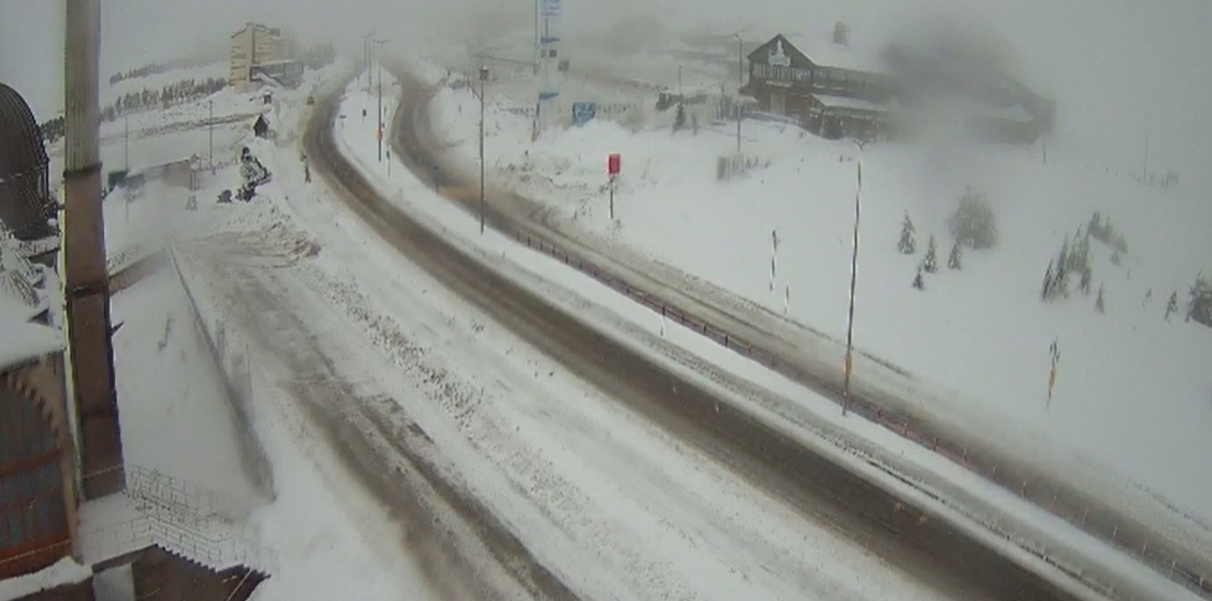 Kar yağışı nedeniyle Erciyes yolu araç trafiğine kapatıldı