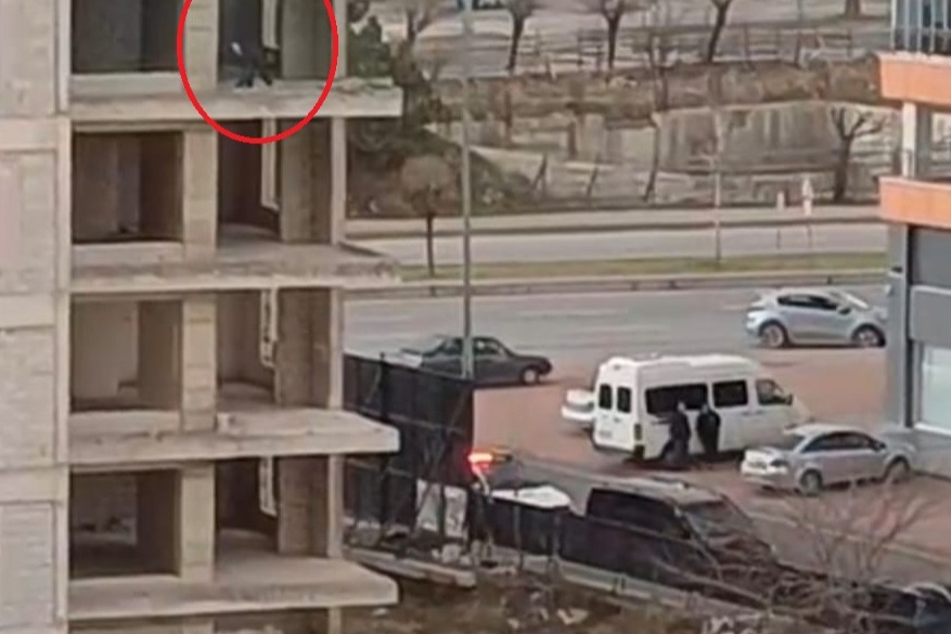 İntihar girişiminde bulunan şahıs, kendisini ikna etmeye çalışanlara taş fırlattı