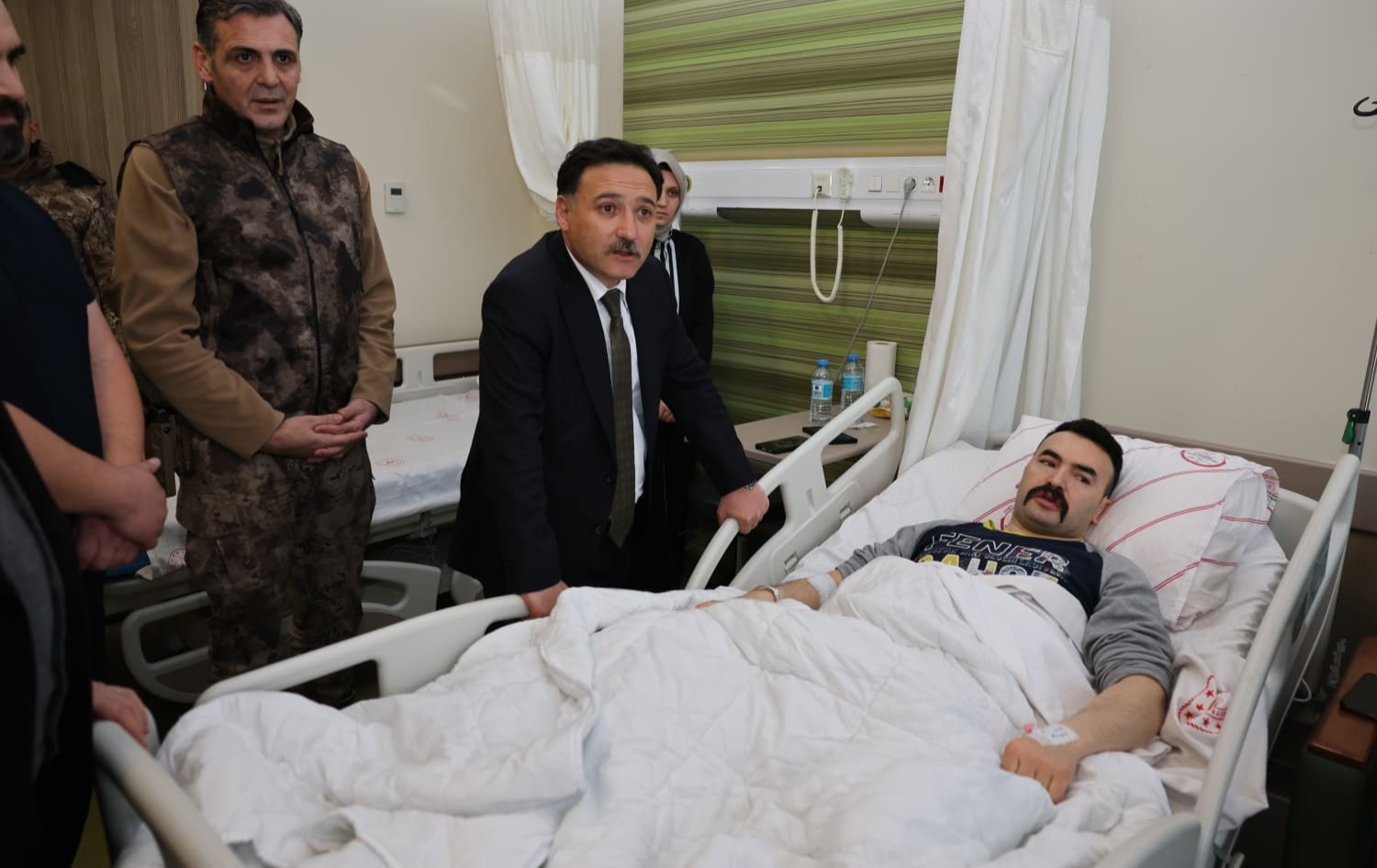 Vali Çiçek'ten operasyonda yaralanan özel harekat polisine ziyaret