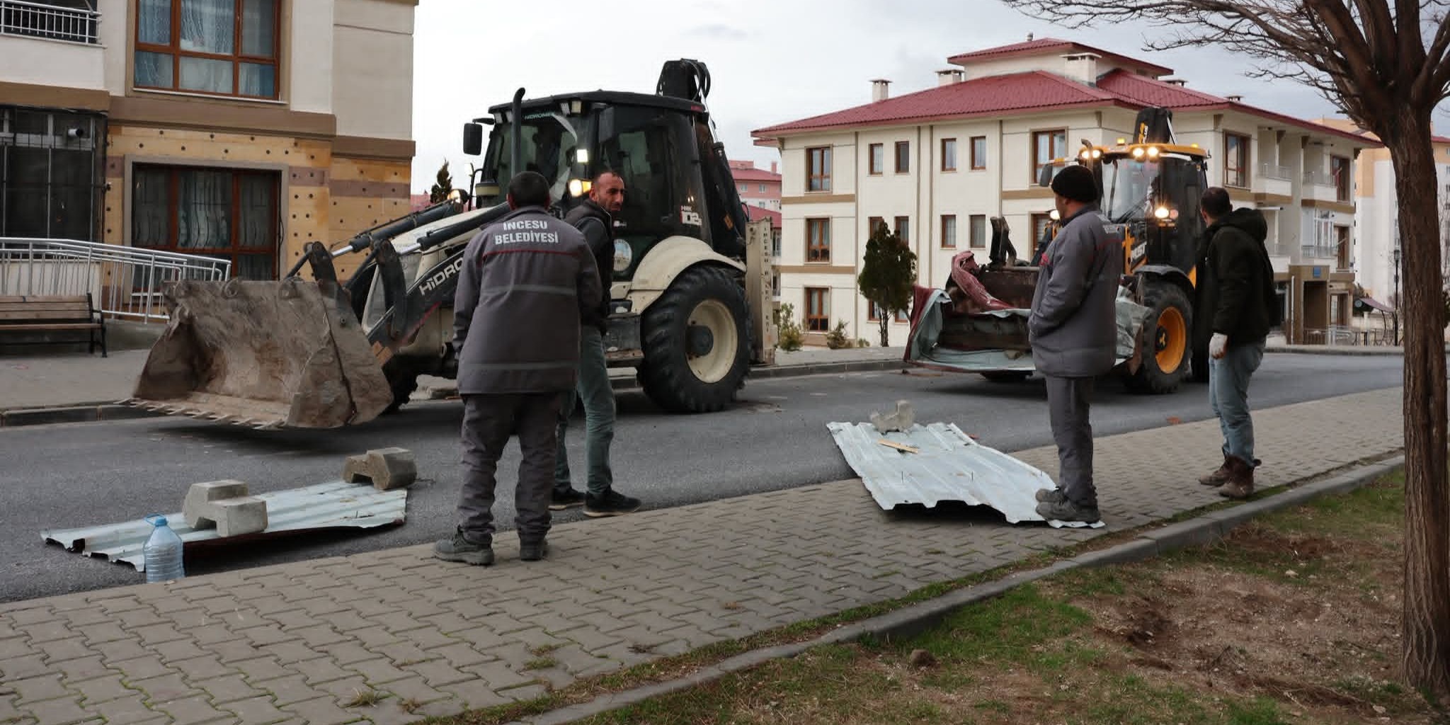 İncesu ilçesinde etkili olan şiddetli rüzgar nedeniyle bazı binaların çatıları zarar gördü