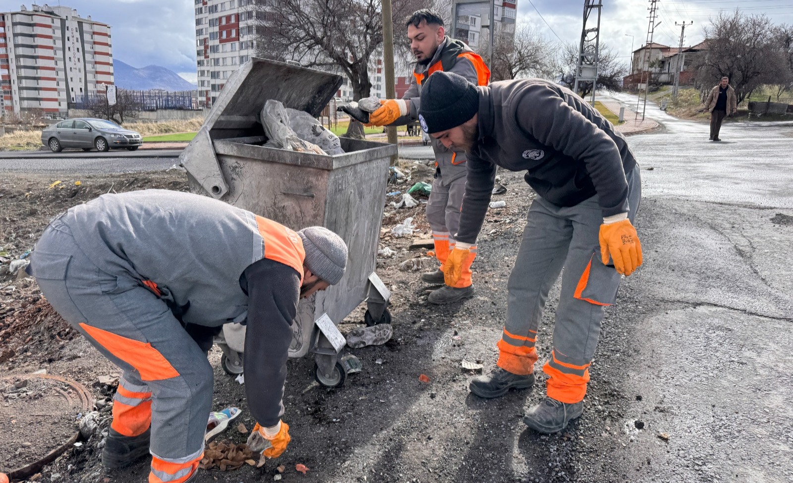 ŞİDDETLİ RÜZGARIN BAŞLAMASIYLA BİRLİKTE MELİKGAZİ BELEDİYESİ EKİPLERİ SAHADA