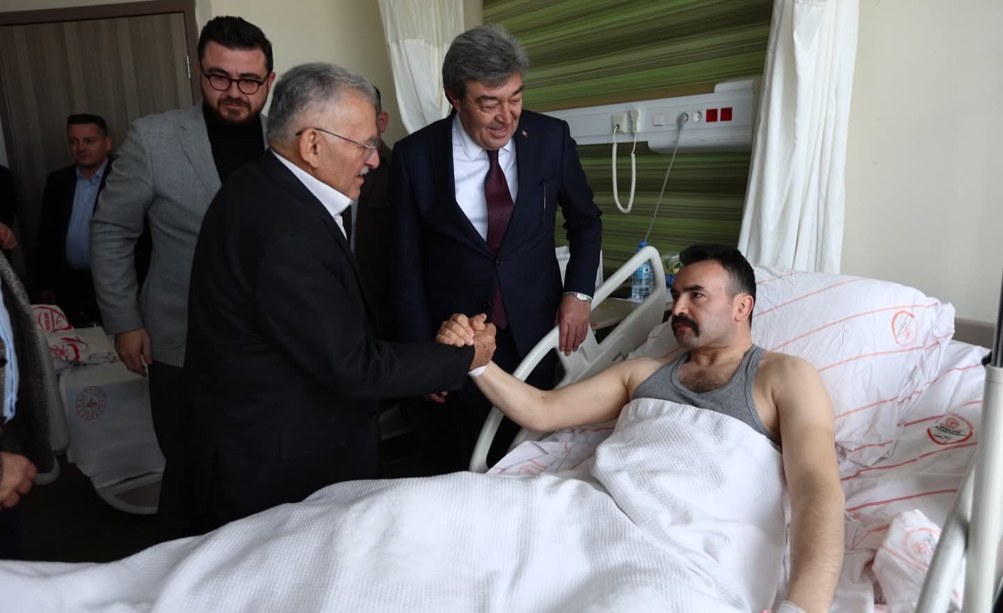 AK Parti'li milletvekilleri ile Başkan Büyükkılıç'tan yaralı polis memuruna ziyaret