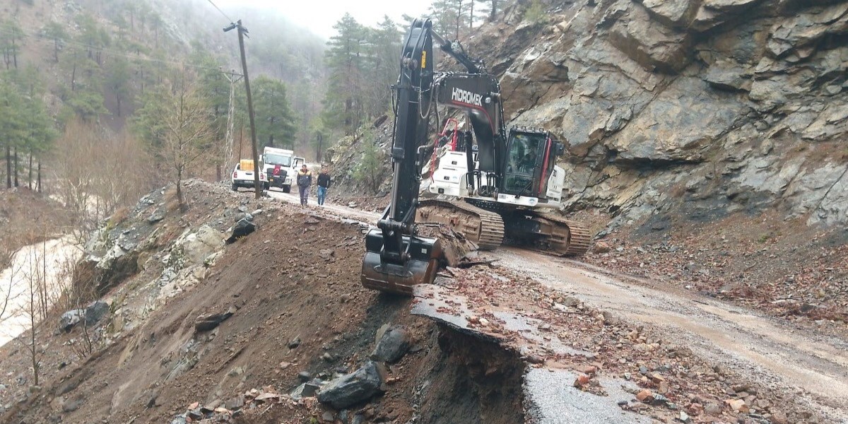 Yahyalı’da sağanak yağış yolda hasara neden oldu