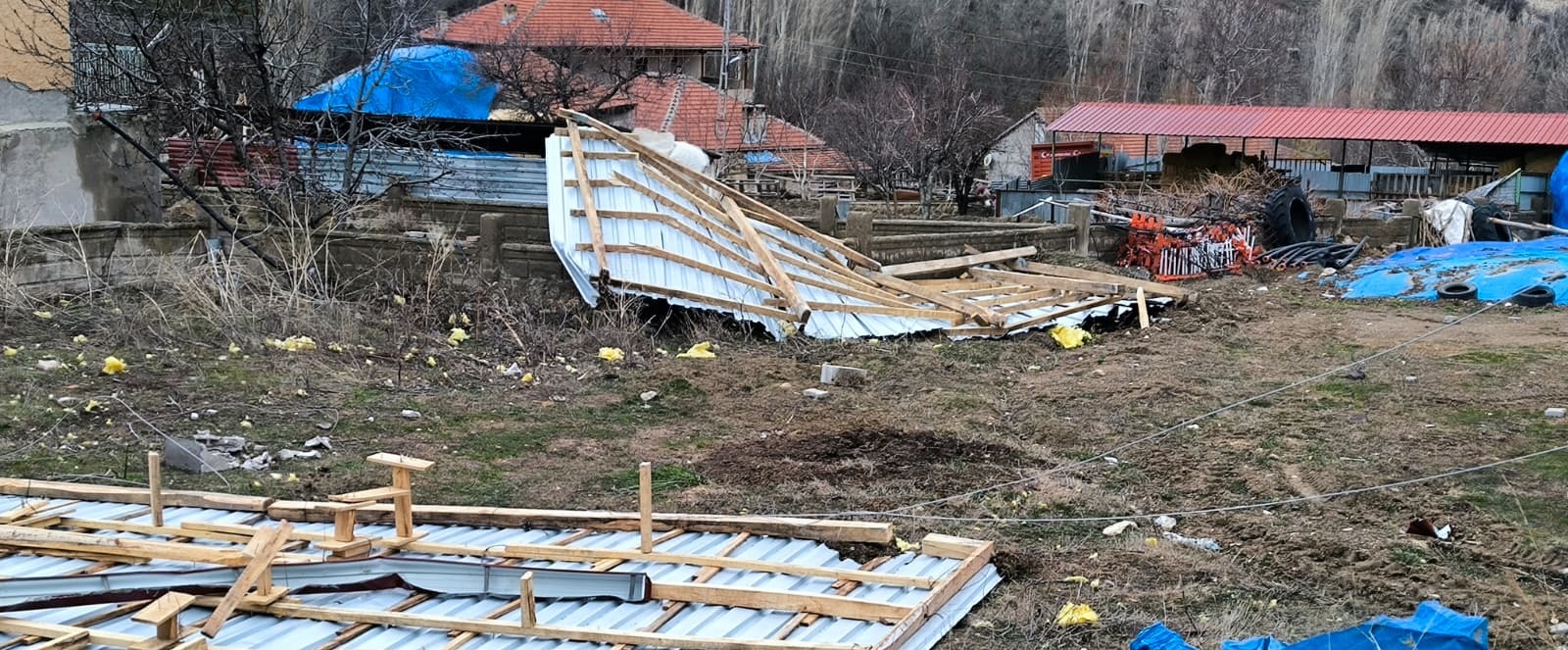 Akkışla’da fırtına ev ve ağaçlara zarar verdi