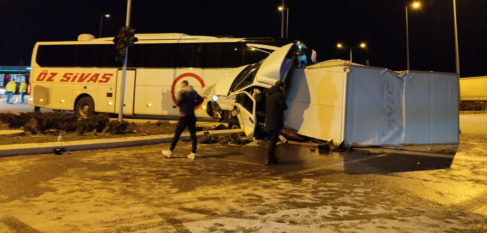 Yolcu otobüsü ile kamyonet çarpıştı: 5 yaralı