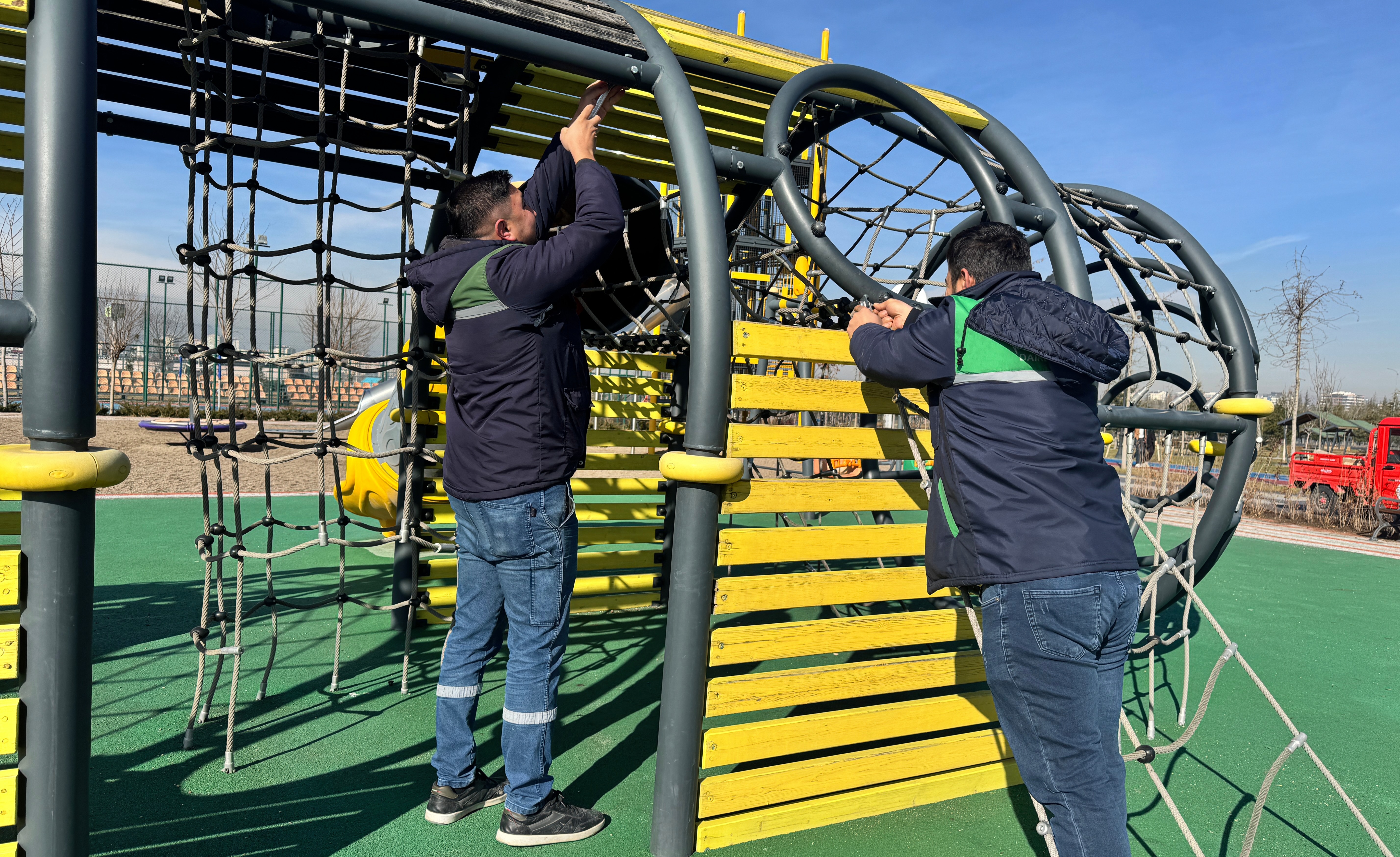 BÜYÜKŞEHİR’DEN RECEP TAYYİP ERDOĞAN MİLLET BAHÇESİ’NDE BAKIM, ONARIM VE TEMİZLİK SEFERBERLİĞİ