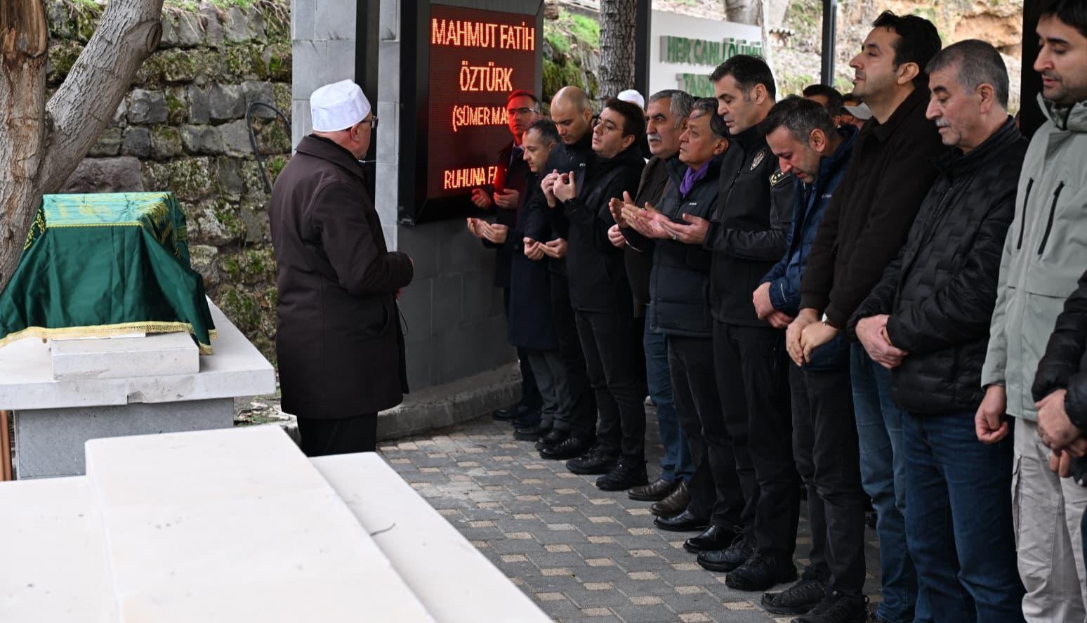Adana’da trafik kazasında ölen 2 yaşındaki Mahmut, Kayseri’de toprağa verildi.