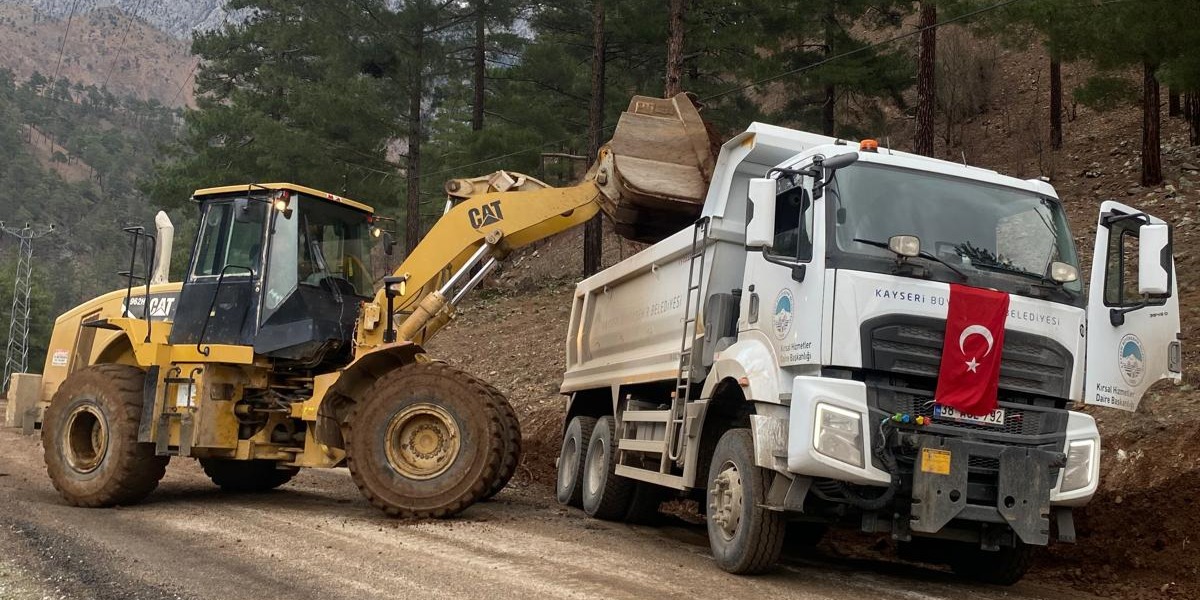 BÜYÜKŞEHİR, YAHYALI’DA SEL VE HEYELAN SONUCU KAPANAN YOLLARI ULAŞIMA AÇTI