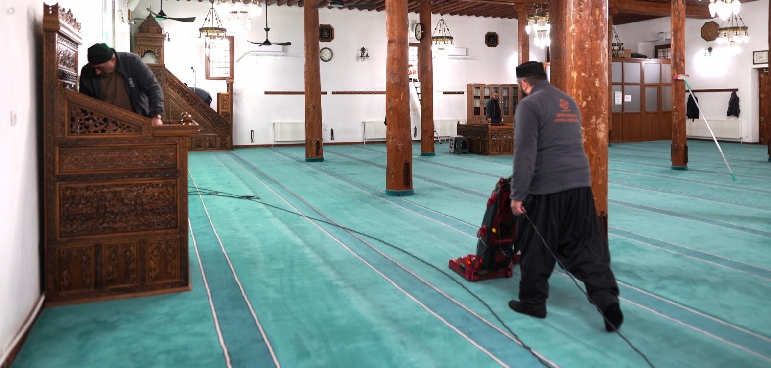 MELİKGAZİ’DE 11 AYIN SULTANI İÇİN CAMİLER PIRIL PIRIL YAPILIYOR