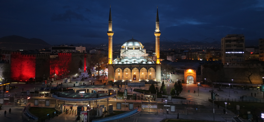 BÜYÜKŞEHİR İLE KAYSERİ, RAMAZAN’I IŞIK VE RENK ŞÖLENİ İLE KARŞILADI