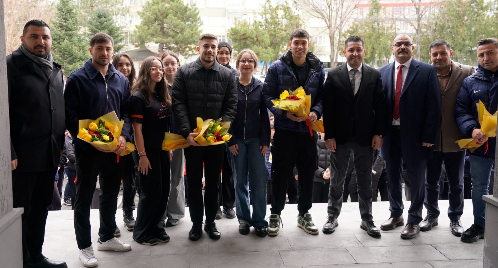 Kayserisporlu futbolcular öğrencilerle buluştu