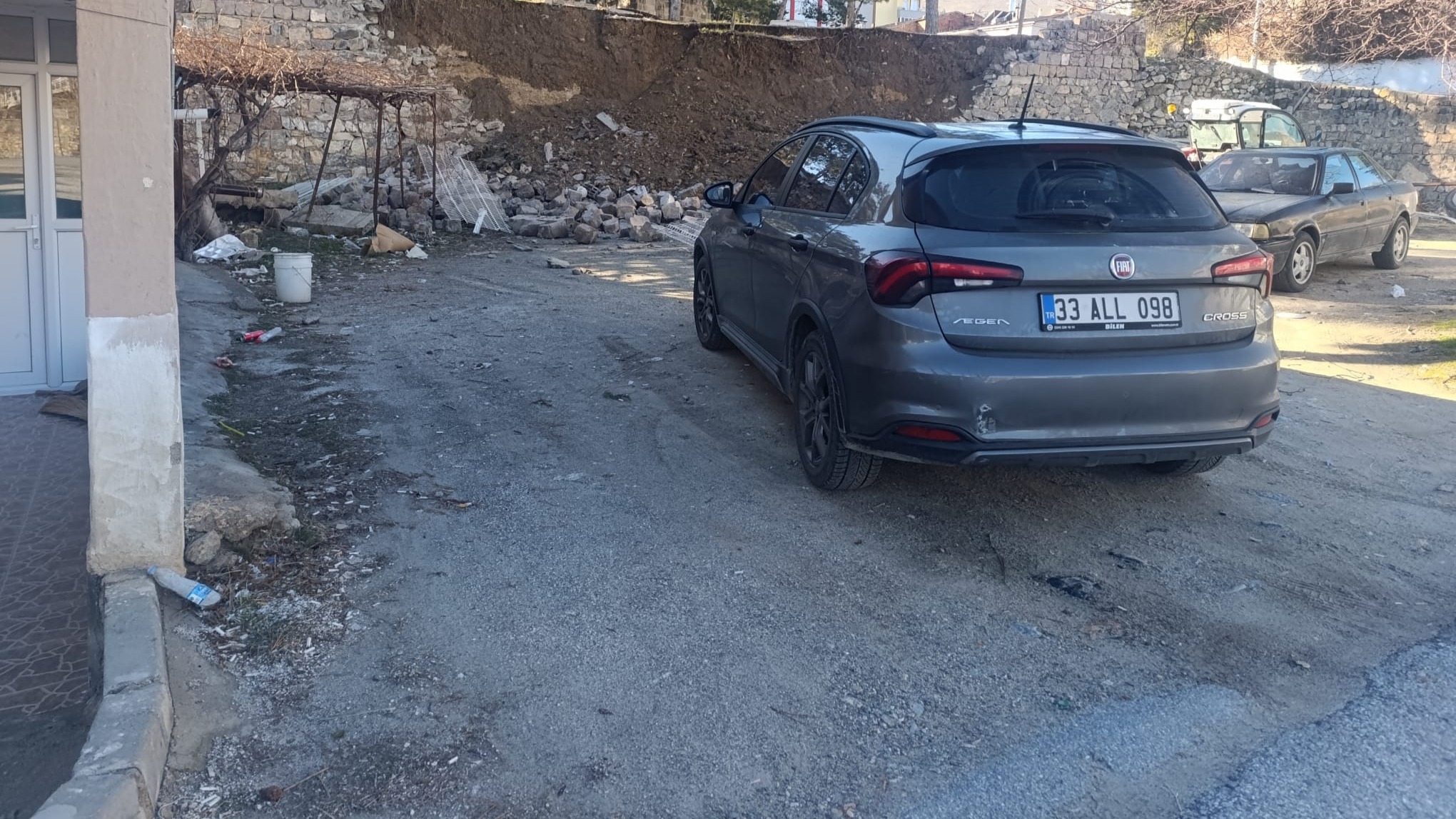 Yahyalı’da istinat duvarı çöktü