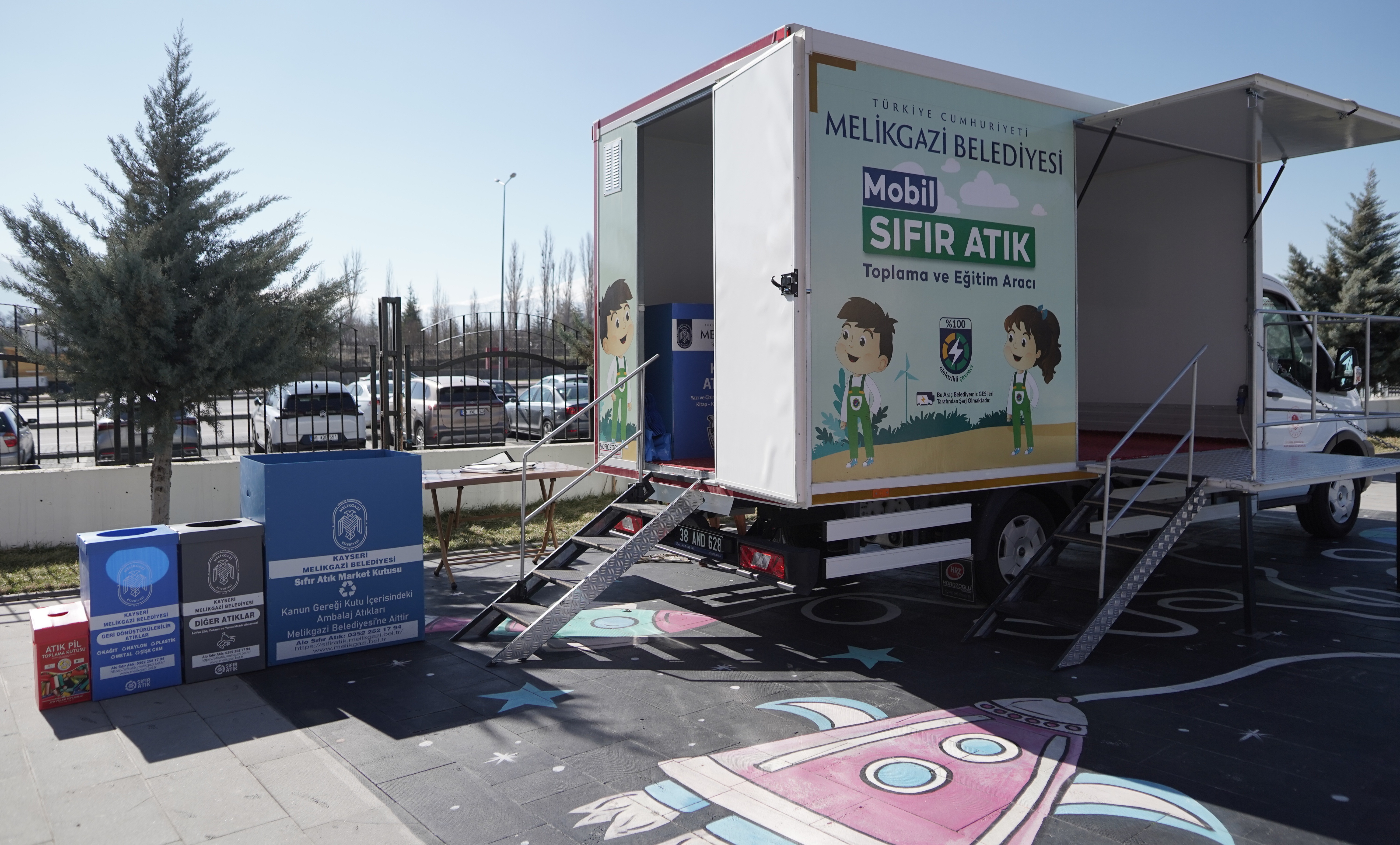 MELİKGAZİ, “MOBİL SIFIR ATIK TOPLAMA VE EĞİTİM ARACI” İLE OKULLARDA ÇEVRE BİLİNCİ AŞILIYOR