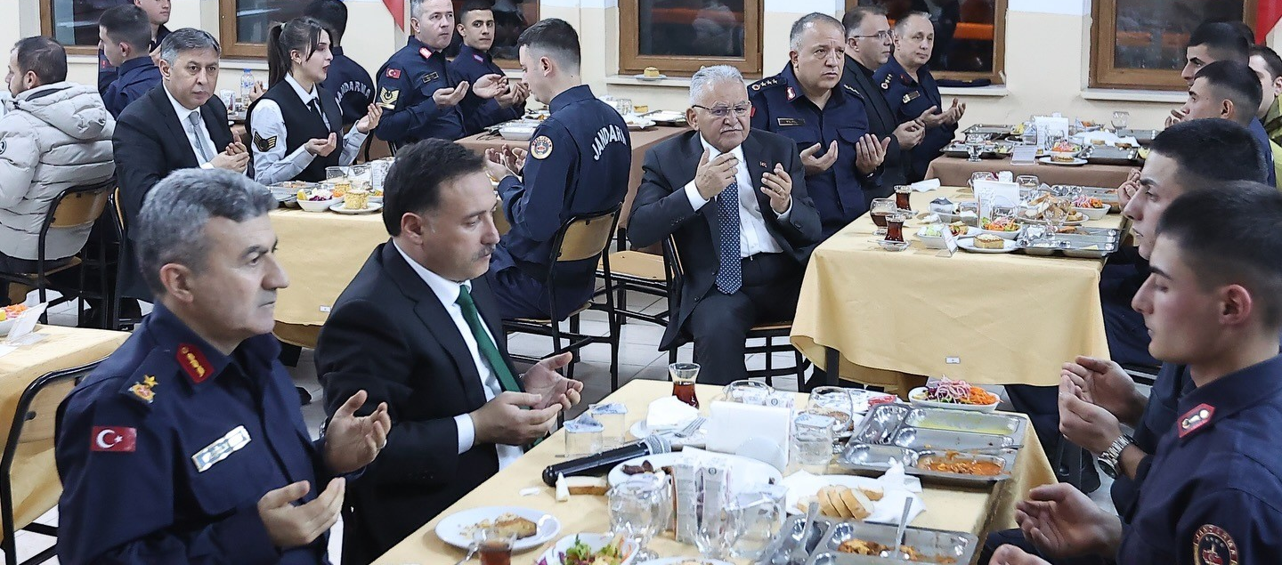 Vali Çiçek ve Başkan Büyükkılıç, jandarma personeliyle iftarda bir araya geldi
