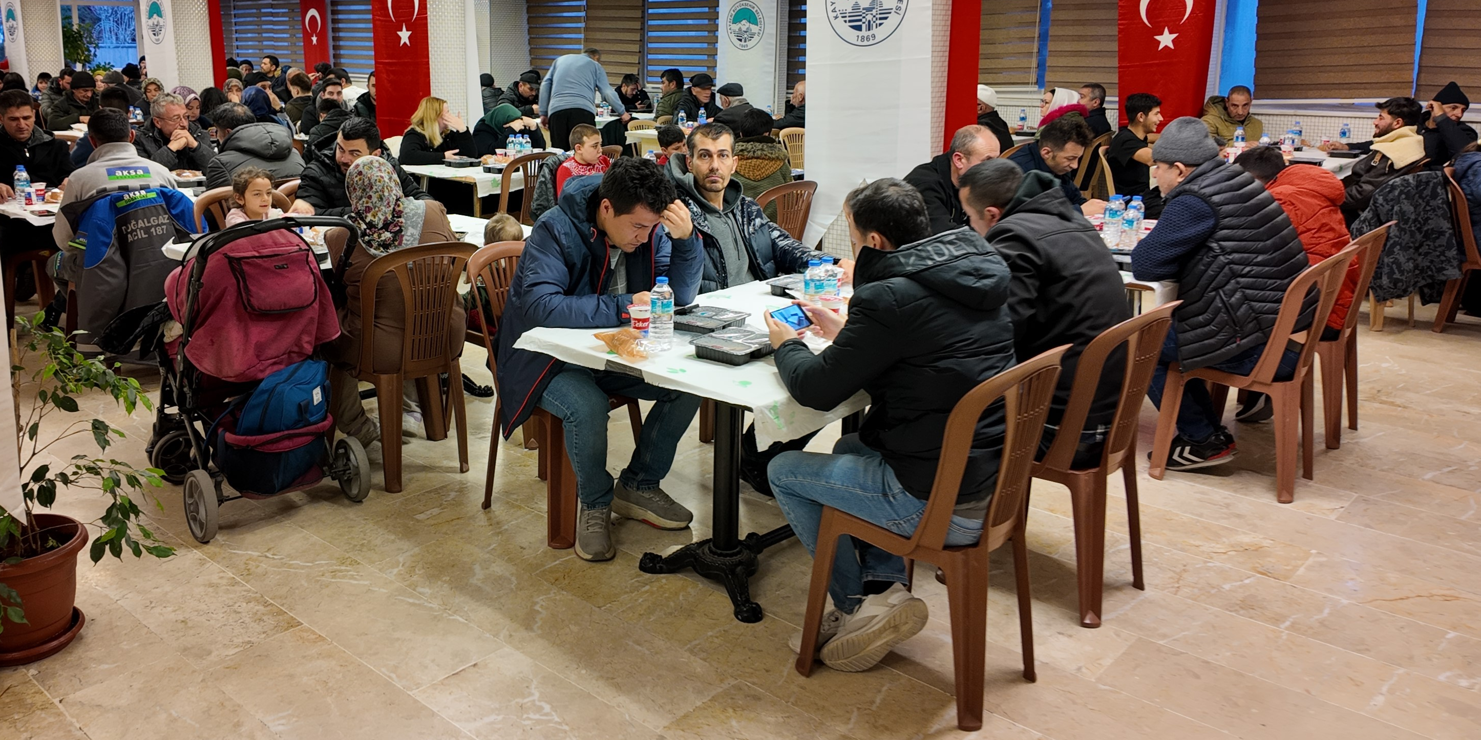 BÜYÜKŞEHİR, RAMAZAN’IN BEREKETİNİ GÖNÜL SOFRALARINDA YAŞATIYOR