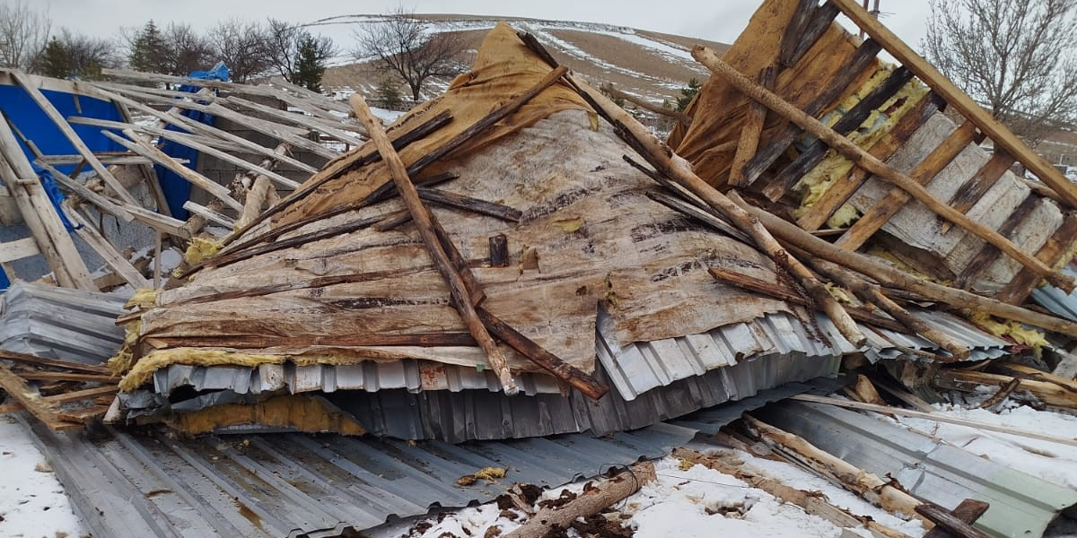 Develi’de şiddetli rüzgar besi işletmesinin çatısını uçurdu