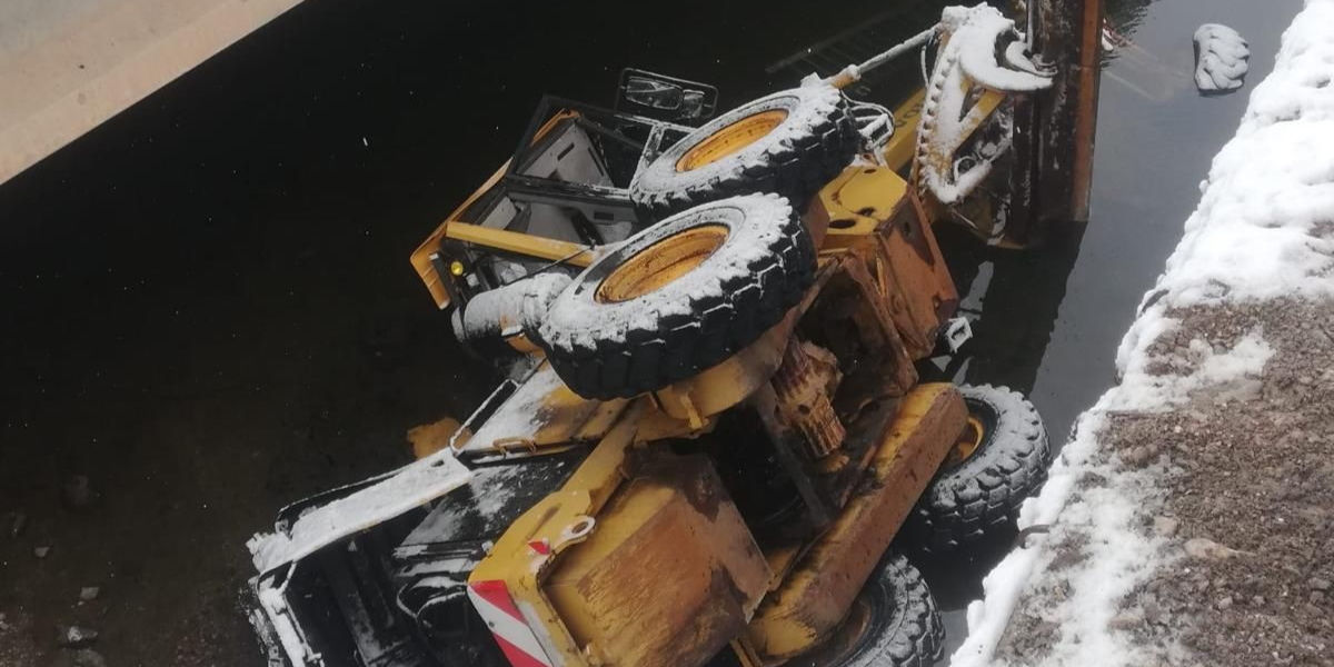 Kar küreme çalışması yapan iş makinası su kanalına düştü: 1 yaralı
