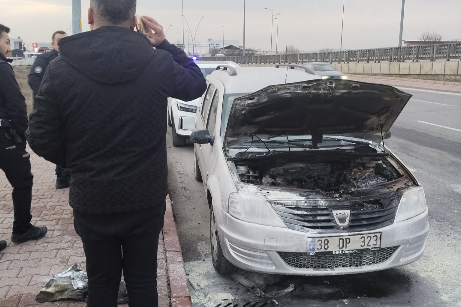 Kayseri'de seyir halindeki otomobil alev aldı