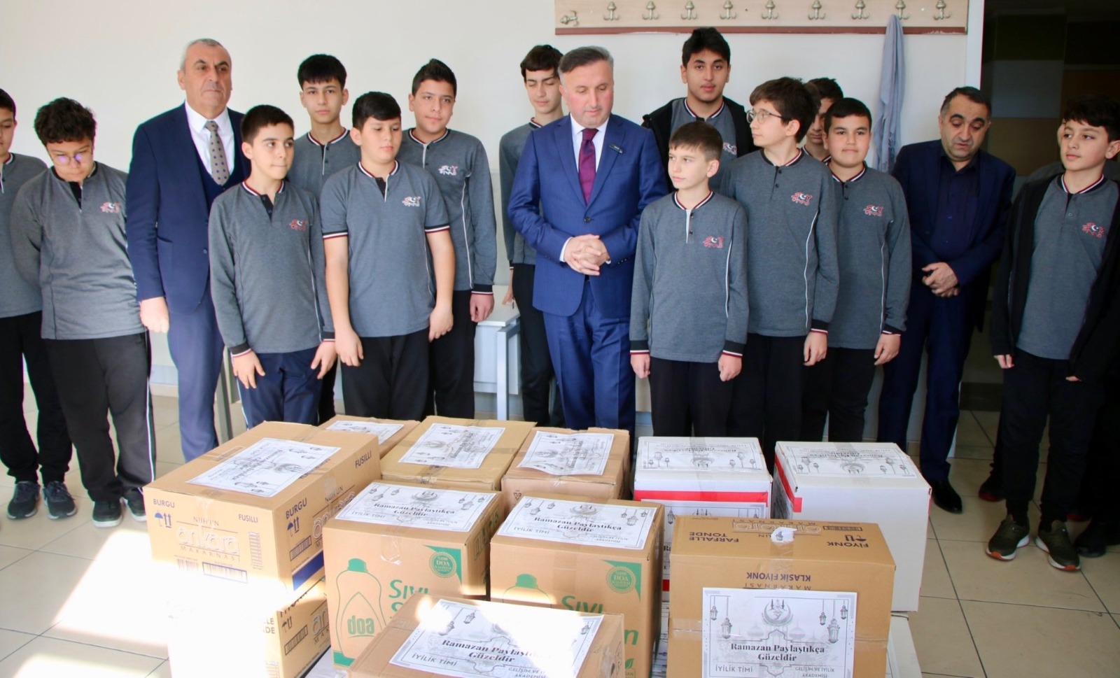 İyilik Timi öğrencilerinden ihtiyaç sahiplerine destek