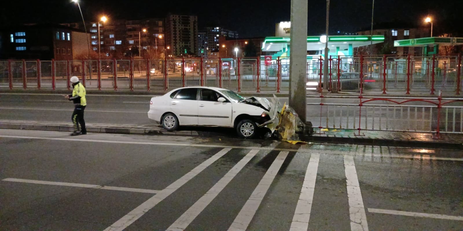 Kontrolden çıkan otomobil, tabela direğine çarptı